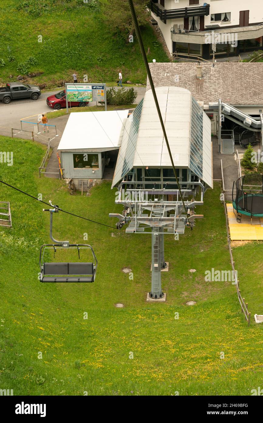 Malbun, Liechtenstein, 20 giugno 2021 arrivo alla stazione base con seggiovia Foto Stock