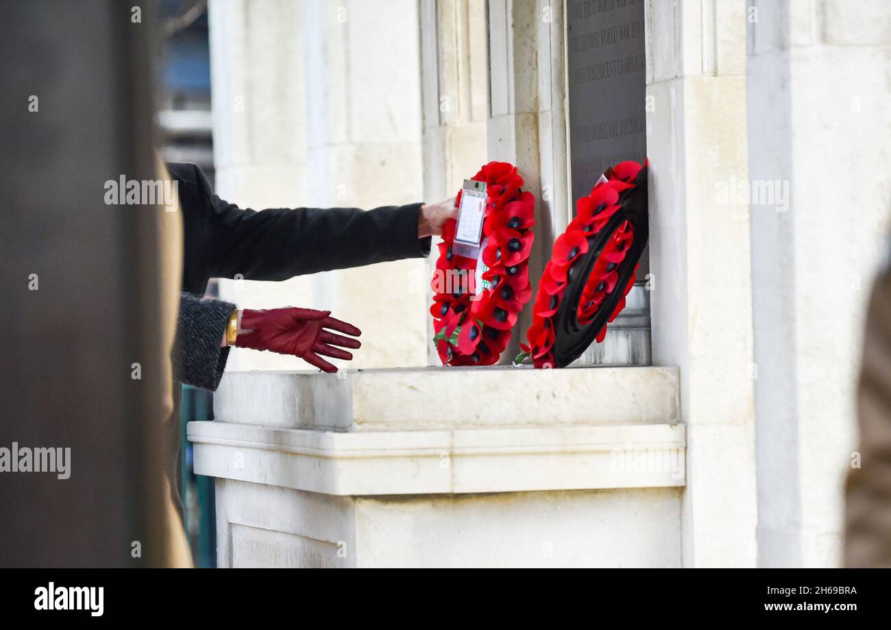 Brighton UK 14 novembre - Wreath posa alla legge del servizio di memoria che si tiene al Brighton War Memorial oggi: Credit Simon Dack / Alamy Live News Foto Stock