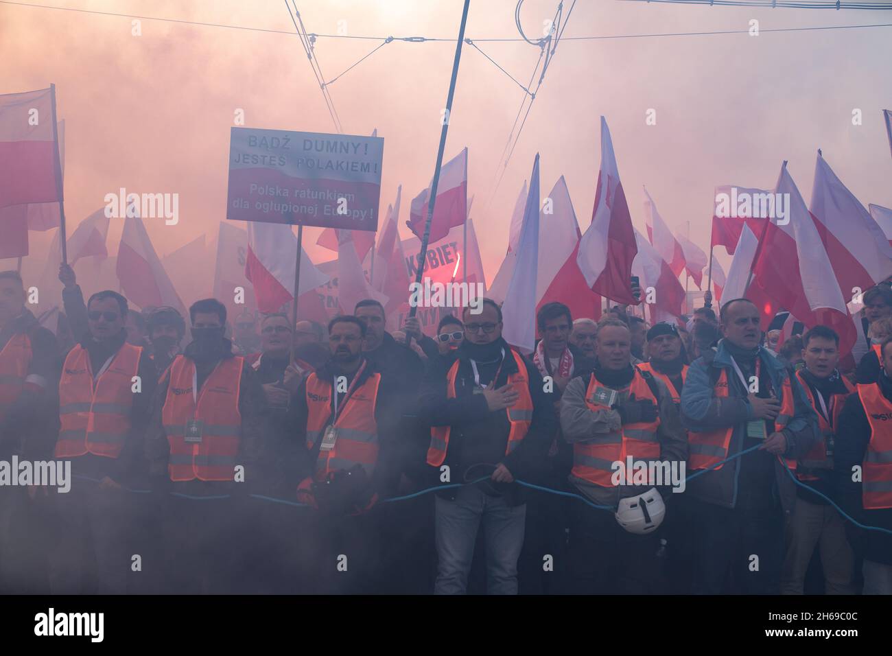 Warszawa, Polonia - 11.11.2021: Marcia indipendente. Bandiere e simboli polacchi. Festa nazionale e conflitto politico che divide la società. Foto Stock