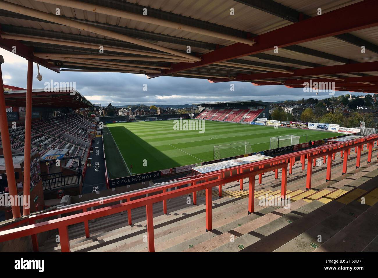 EXETER, GBR. 13 NOVEMBRE Vista generale del St. James Park durante la partita della Sky Bet League 2 tra Exeter City e Oldham Athletic al St James' Park, Exeter sabato 13 novembre 2021. (Credit: Eddie Garvey | MI News) Foto Stock