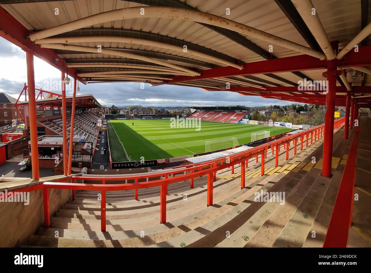 EXETER, GBR. 13 NOVEMBRE Vista generale del St. James Park durante la partita della Sky Bet League 2 tra Exeter City e Oldham Athletic al St James' Park, Exeter sabato 13 novembre 2021. (Credit: Eddie Garvey | MI News) Foto Stock