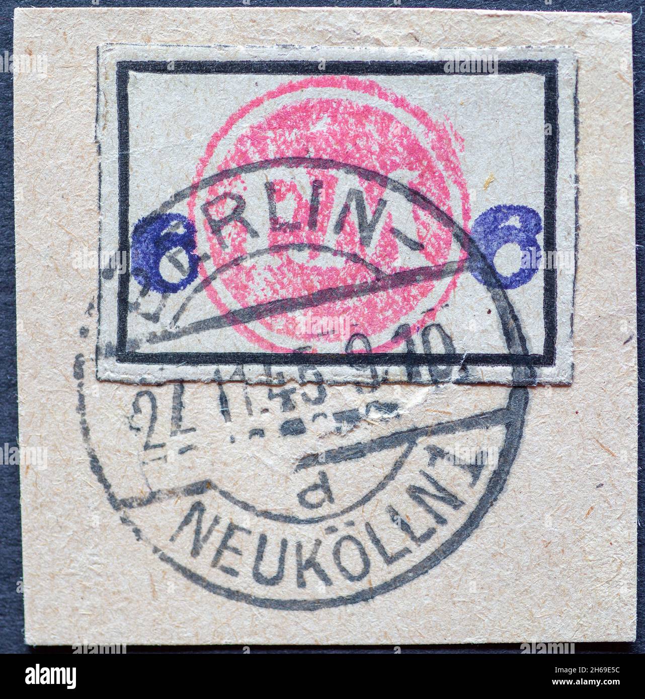 GERMANIA - CIRCA 1945: Un francobollo dalla Germania. Edizione locale temporanea del dopoguerra di Fredersdorf con francobollo di Berlino Neuköln Foto Stock