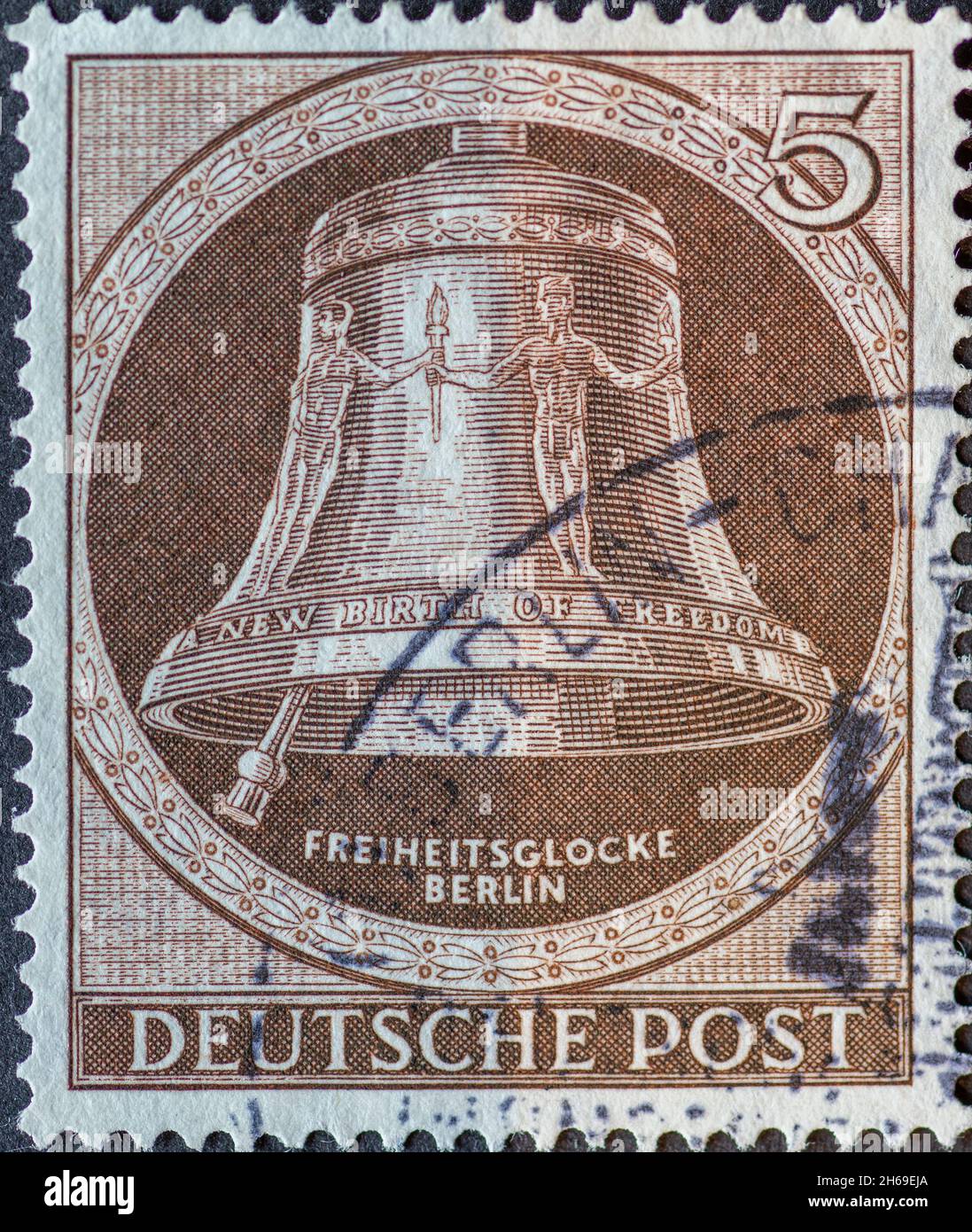 GERMANIA, Berlino - CIRCA 1951: Un francobollo dalla Germania, Berlino mostrando la campana della libertà con il testo: Nuova nascita della libertà. Clapper a sinistra. Colore: Foto Stock