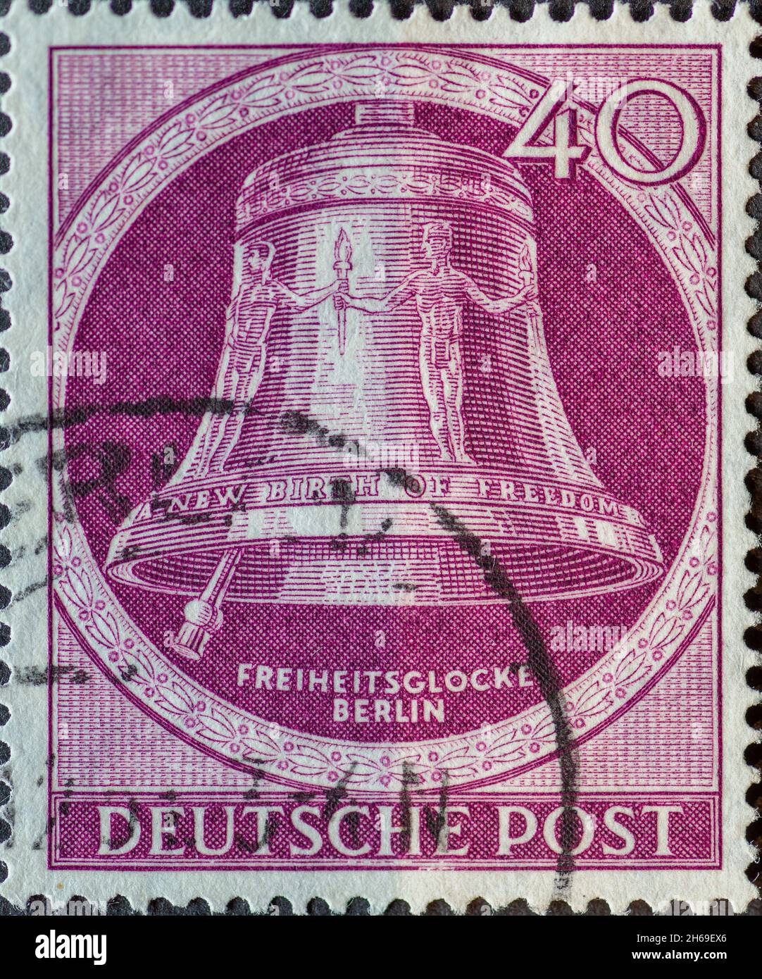 GERMANIA, Berlino - CIRCA 1951: Un francobollo dalla Germania, Berlino mostrando la campana della libertà con il testo: Nuova nascita della libertà. Clapper a sinistra. Colore: Foto Stock