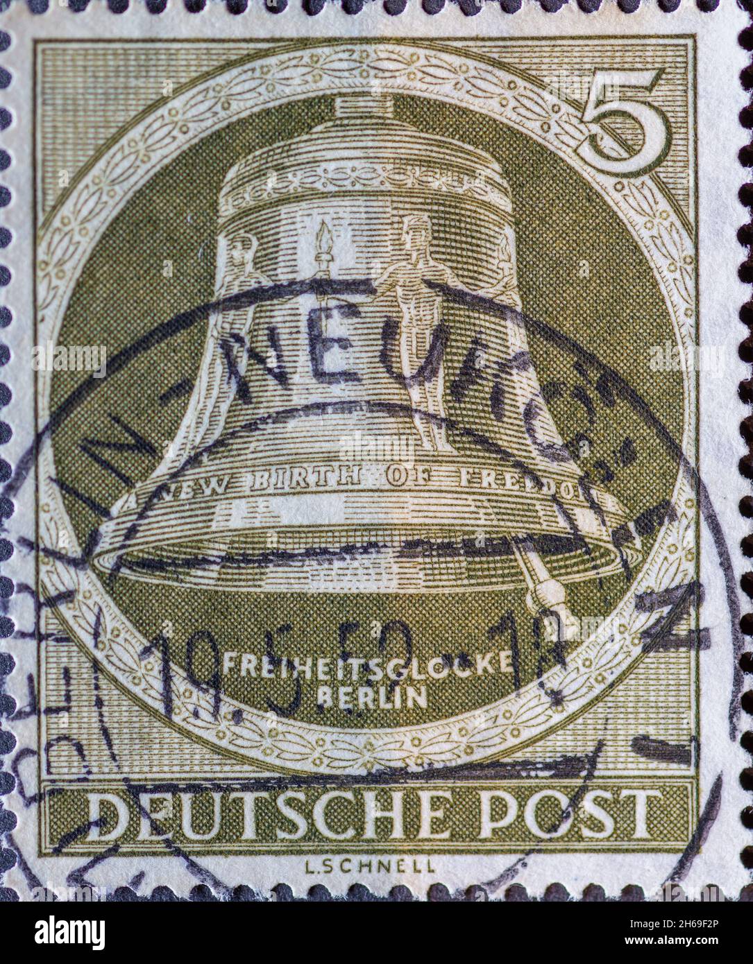 GERMANIA, Berlino - CIRCA 1952: Un francobollo dalla Germania, Berlino mostrando la campana della libertà con il testo: Nuova nascita della libertà. Clapper a destra. Colore: Foto Stock
