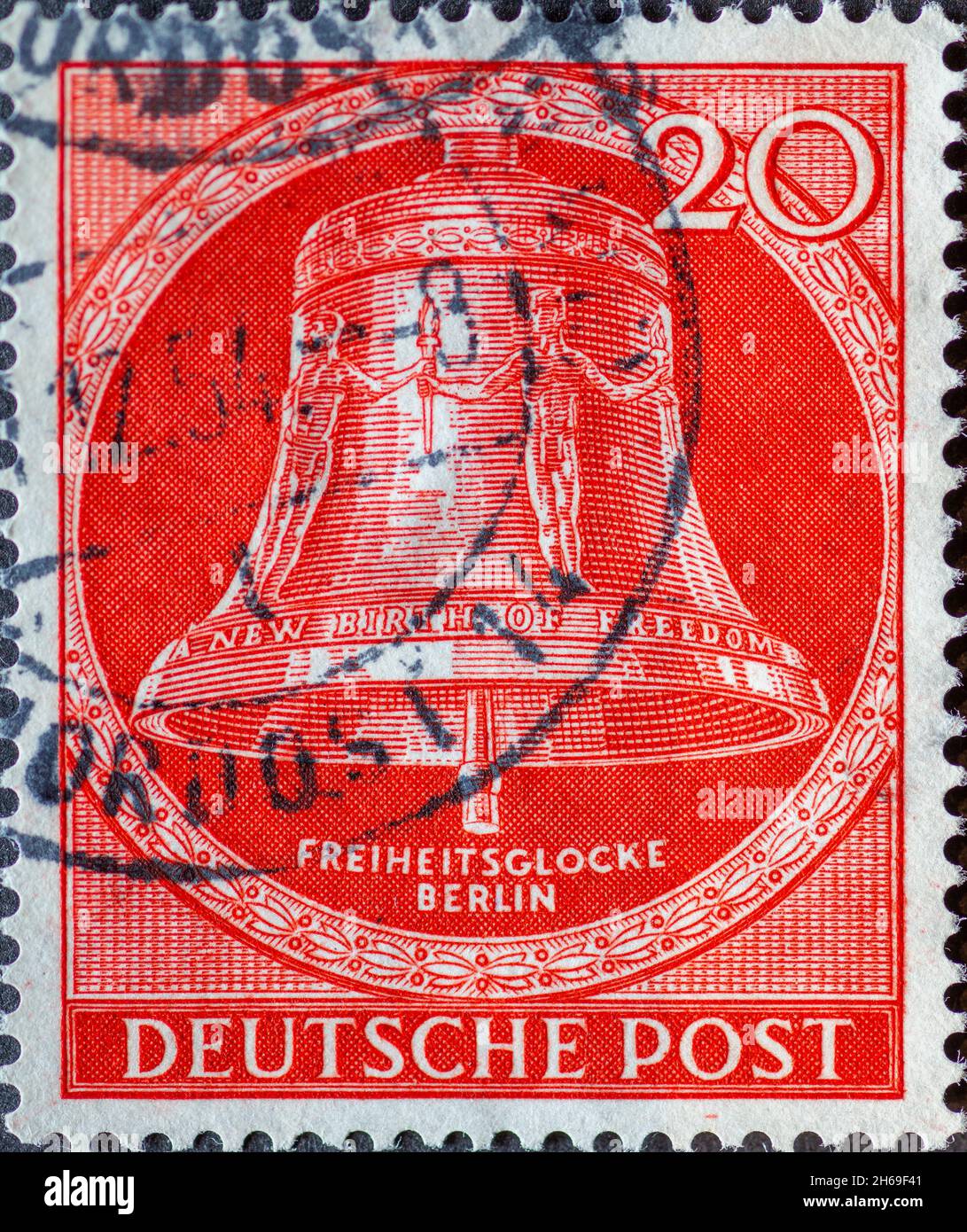 GERMANIA, Berlino - CIRCA 1953: Un francobollo dalla Germania, Berlino mostrando la campana della libertà con il testo: Nuova nascita della libertà. Clapper al centro Foto Stock