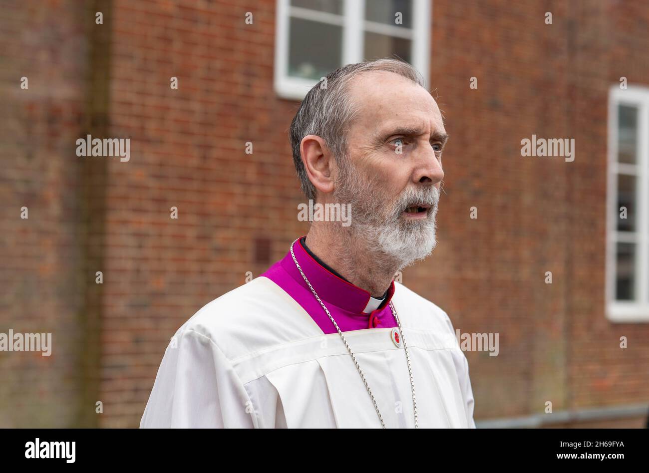 Brentwood, Regno Unito. 14 novembre 2021. Brentwood Essex 14 novembre 2021 commemorazione Domenica parata, Brentwood Essex il Rt Rev Alan Williams, Vescovo di Brentwood credito: Ian Davidson/Alamy Live News Foto Stock