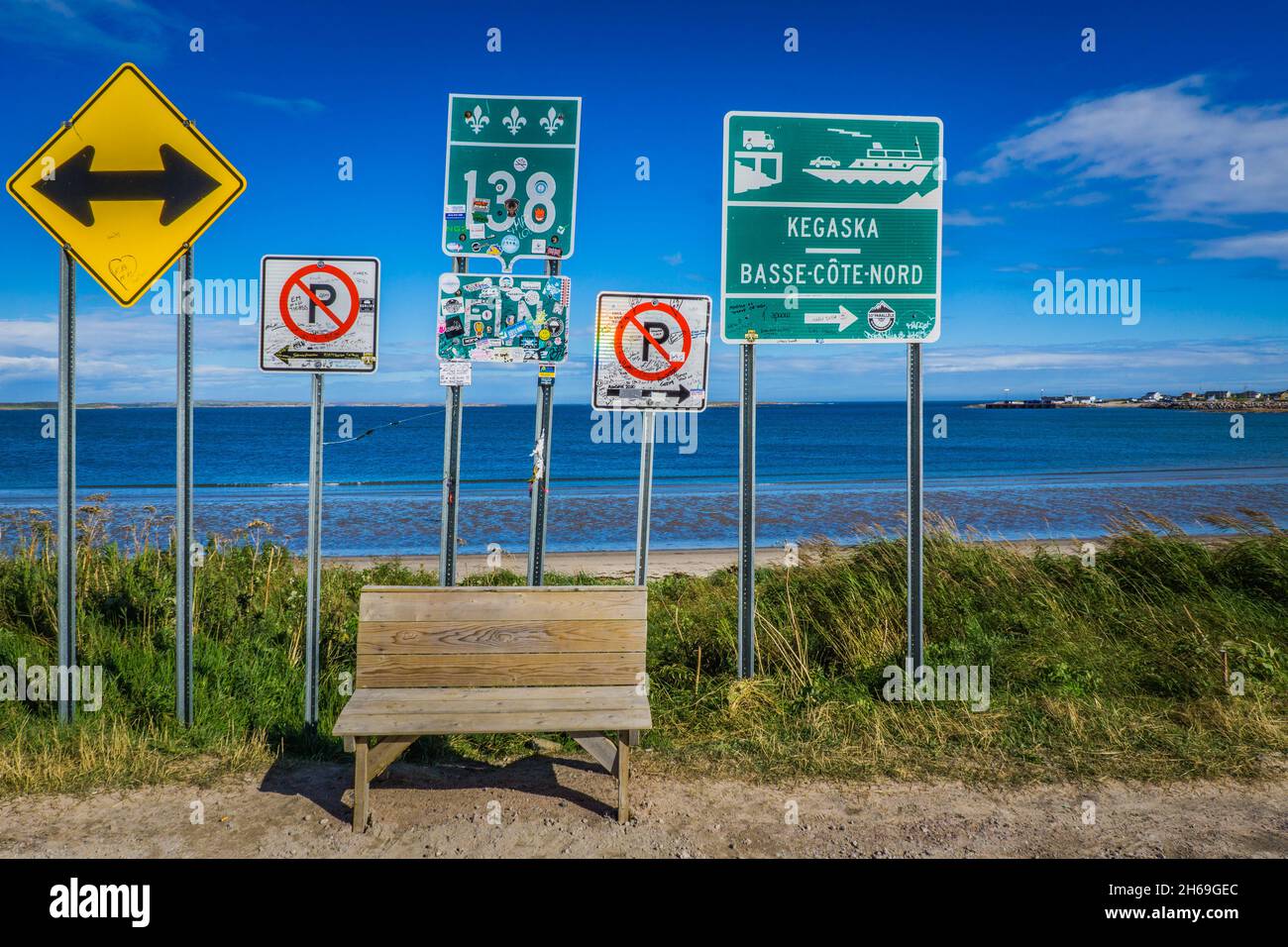 Segno che segna la fine della strada panoramica 138 nel piccolo villaggio di pescatori di Kegaska nella regione Cote Nord del Quebec, Canada Foto Stock