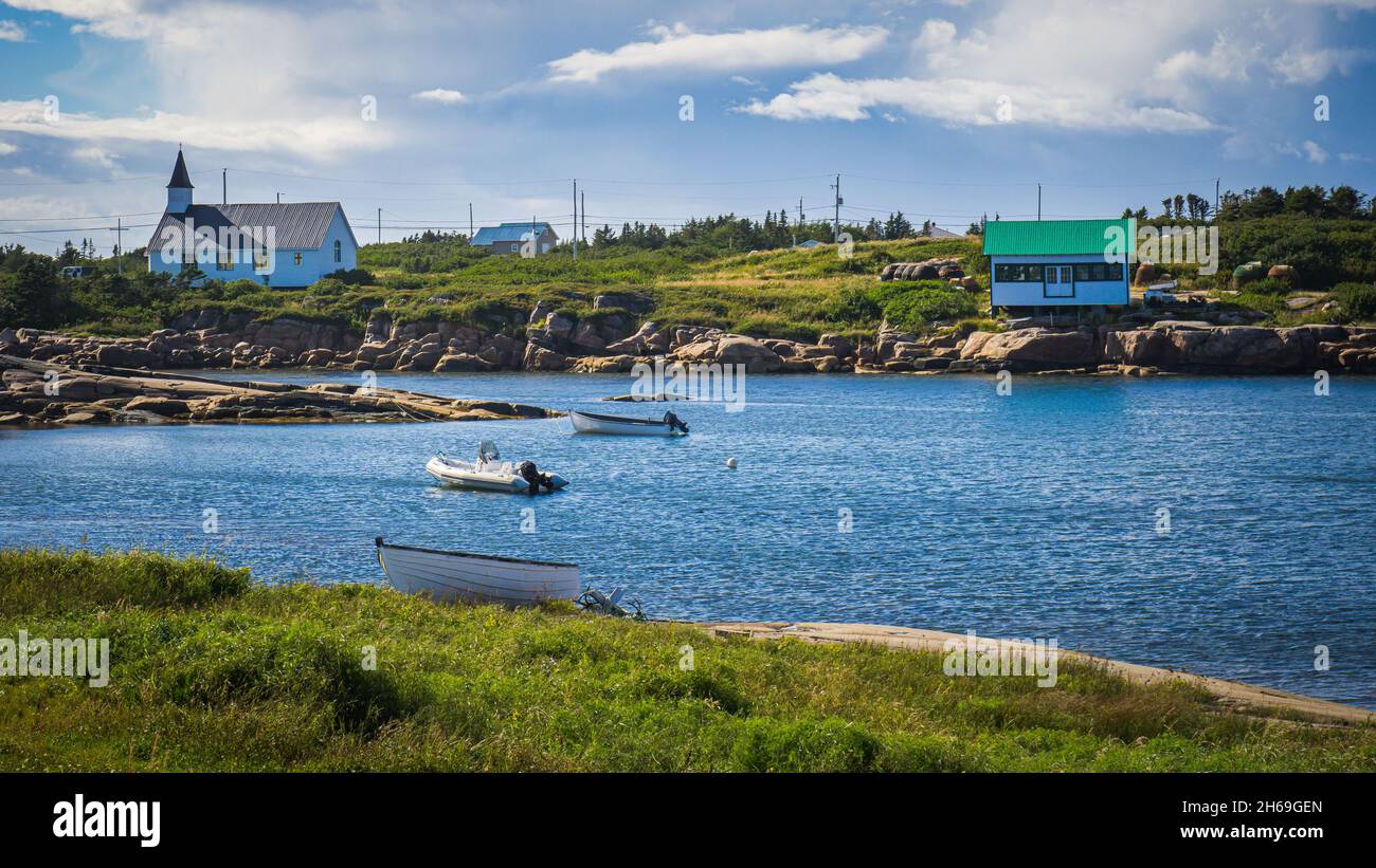 Vista sul porto della piccola cittadina di pescatori di Kegaska, alla fine della strada panoramica 138 nella regione di Cote Nord del Quebec, Canada Foto Stock