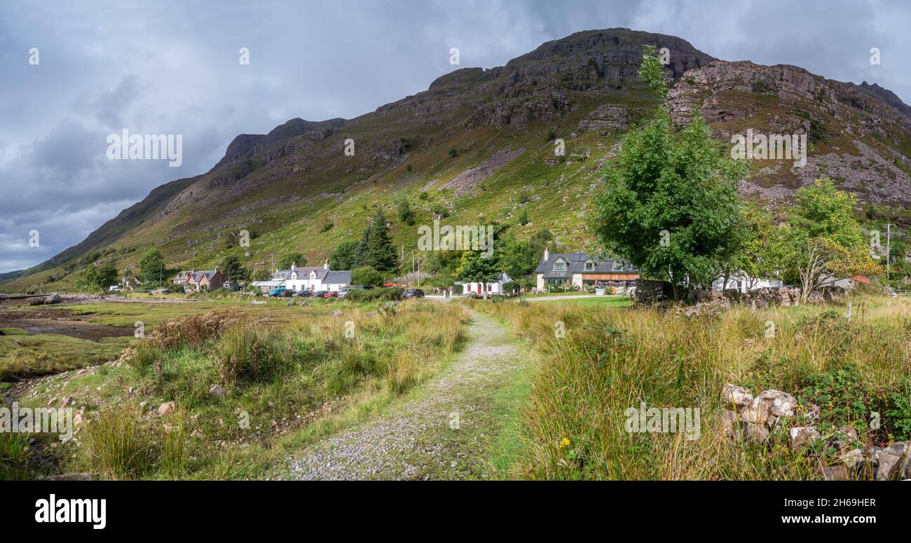Regno Unito, Scozia, Ross e Cromarty, Loch Torridon. Le montagne di Liathach si aggirano sul villaggio di Torridon. Il percorso per il negozio sul bordo del lago. Foto Stock