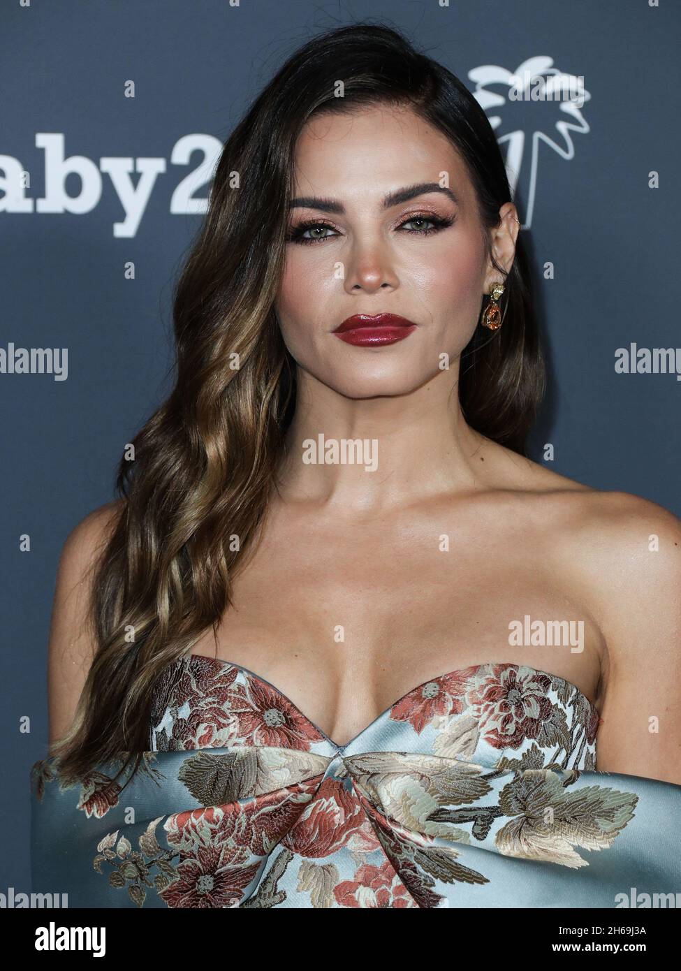 WEST HOLLYWOOD, LOS ANGELES, CALIFORNIA, USA - 13 NOVEMBRE: L'attrice Jenna Dewan che indossa gli orecchini Candy Ice e un anello le Vian arriva al Baby2Baby 10-Year Gala 2021 che si tiene presso il Pacific Design Center il 13 novembre 2021 a West Hollywood, Los Angeles, California, Stati Uniti. (Foto di Xavier Collin/Image Press Agency) Foto Stock