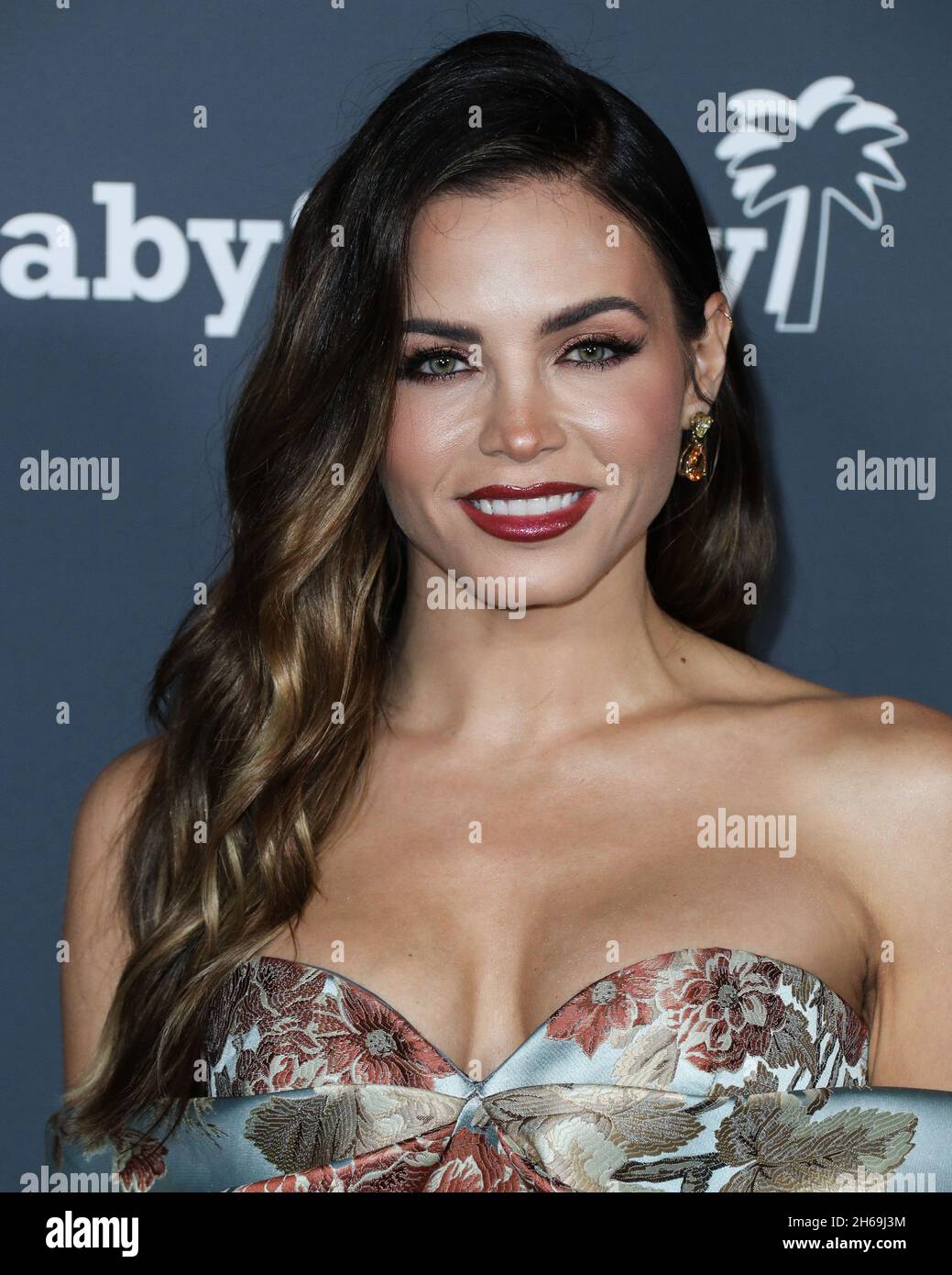 WEST HOLLYWOOD, LOS ANGELES, CALIFORNIA, USA - 13 NOVEMBRE: L'attrice Jenna Dewan che indossa gli orecchini Candy Ice e un anello le Vian arriva al Baby2Baby 10-Year Gala 2021 che si tiene presso il Pacific Design Center il 13 novembre 2021 a West Hollywood, Los Angeles, California, Stati Uniti. (Foto di Xavier Collin/Image Press Agency) Foto Stock