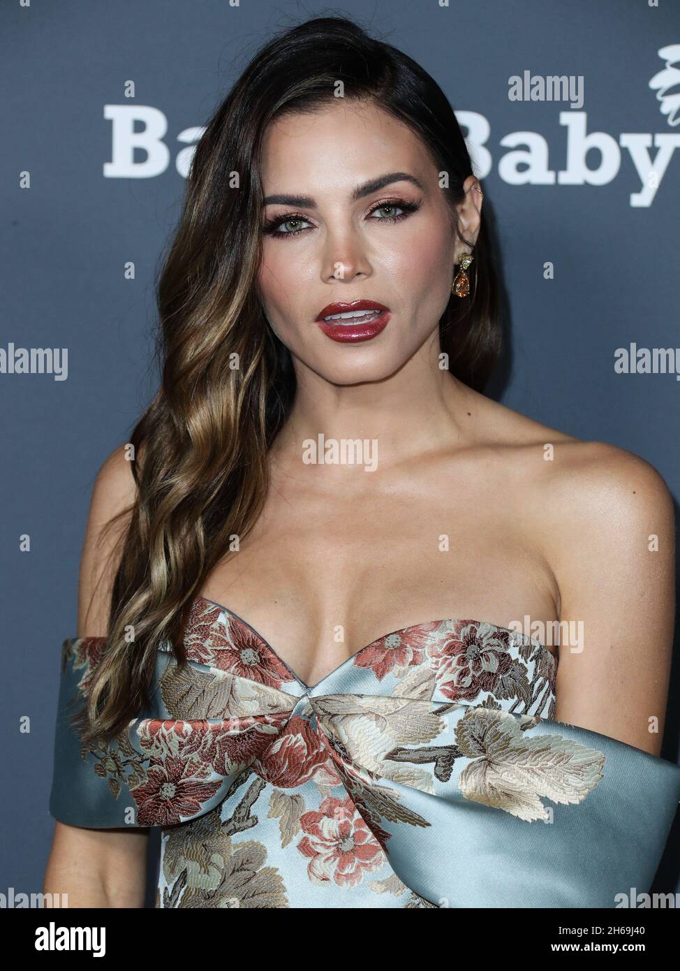 WEST HOLLYWOOD, LOS ANGELES, CALIFORNIA, USA - 13 NOVEMBRE: L'attrice Jenna Dewan che indossa gli orecchini Candy Ice e un anello le Vian arriva al Baby2Baby 10-Year Gala 2021 che si tiene presso il Pacific Design Center il 13 novembre 2021 a West Hollywood, Los Angeles, California, Stati Uniti. (Foto di Xavier Collin/Image Press Agency) Foto Stock