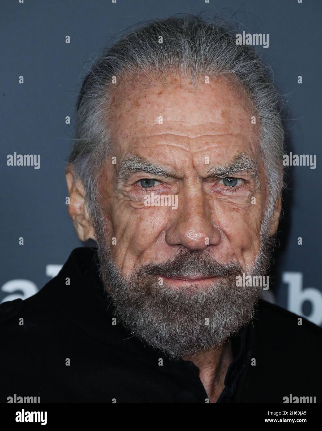 WEST HOLLYWOOD, LOS ANGELES, CALIFORNIA, Stati Uniti d'America - 13 NOVEMBRE: John Paul DeJoria arriva al Baby2Baby 10-Year Gala 2021 tenuto al Pacific Design Center il 13 novembre 2021 a West Hollywood, Los Angeles, California, Stati Uniti. (Foto di Xavier Collin/Image Press Agency) Foto Stock