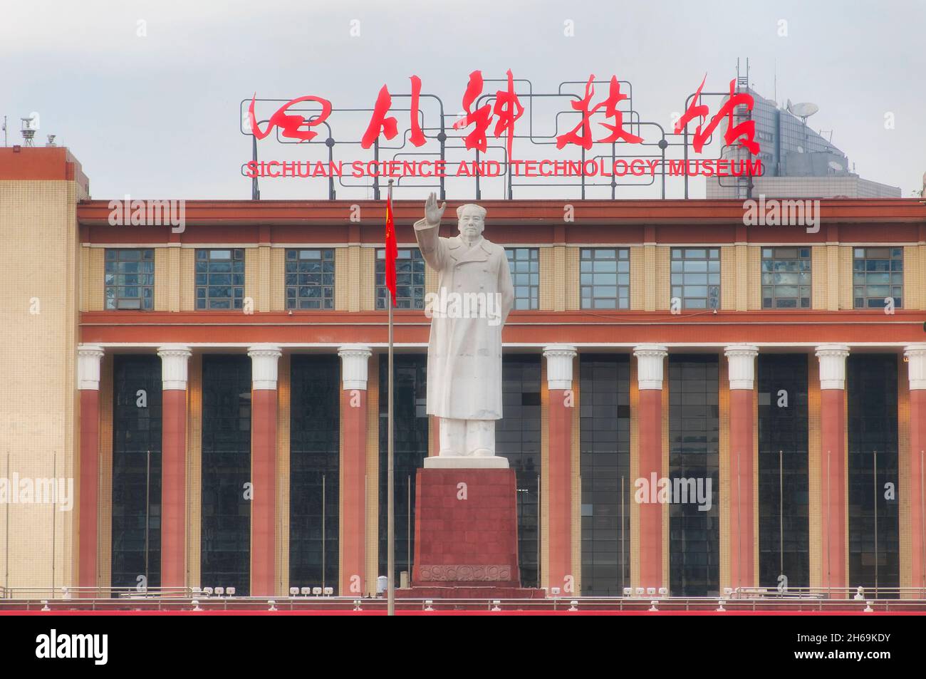 una statua del presidente mao zedong in piazza tianfu di fronte al museo della scienza e della tecnologia sichuan nella città di chengdu cina in una giornata trascorsa. Foto Stock