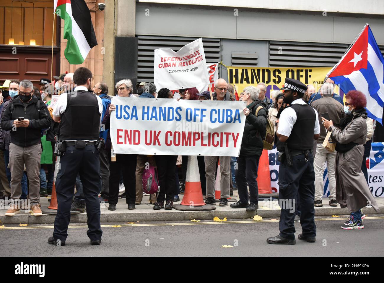 Londra, Regno Unito. 14 novembre 2021. Protesta al di fuori dell'ambasciata cubana di Londra, i manifestanti chiedono agli Stati Uniti di fermare i tentativi di destabilizzare Cuba e di chiedere la fine del blocco statunitense. Credit: Andrea Domeniconi/Alamy Live News Foto Stock