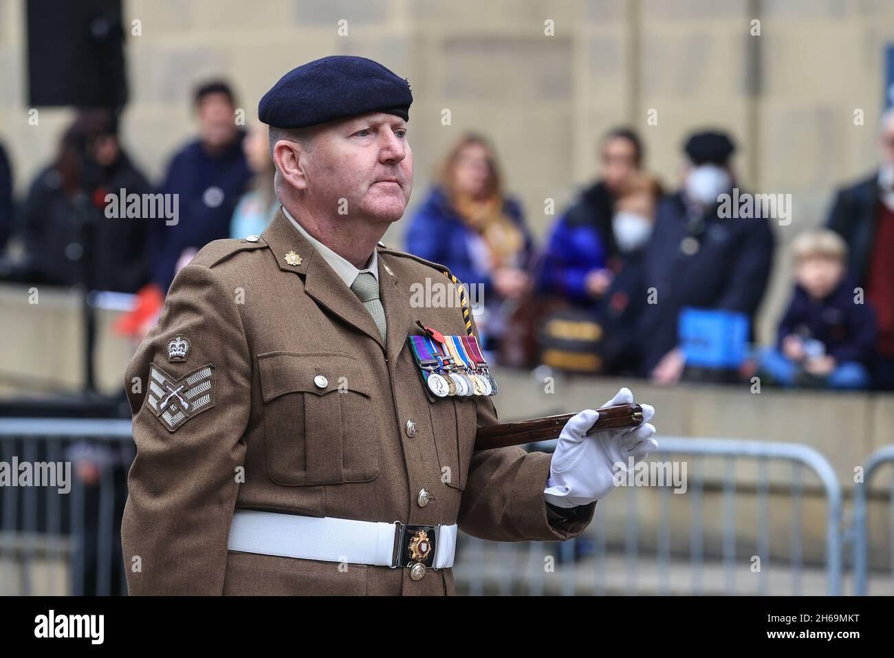 Un ufficiale dell'esercito principale delle guardie armate durante i tributi domenicali di ricordo al Memoriale di guerra a Victoria Gardens Leeds, Yorkshire occidentale, Regno Unito il 14 novembre 2021. Foto Stock