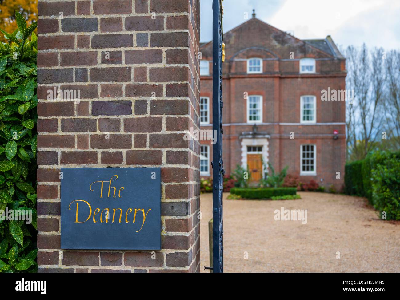 Il Deanery, una grande casa a 3 piani accanto alla Cattedrale costruita nel 18 ° secolo (1725) nella città di Chichester, West Sussex, Inghilterra, Regno Unito. Foto Stock