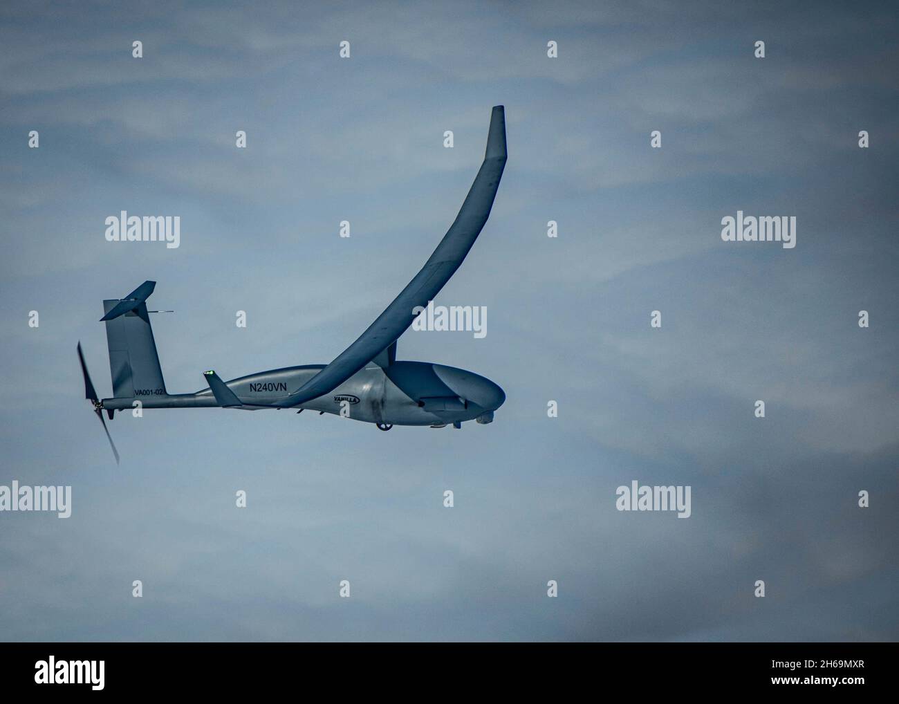 Point Mugu, Stati Uniti d'America. 13 novembre 2021. Un veicolo aereo senza equipaggio della Marina degli Stati Uniti Vanilla ultra endurance lanciato via terra opera durante il Pacific Fleet Unmanned Systems Integrated Battle Problem alla base navale Ventura County 24 aprile 2021 a Point Mugu, California. Credit: MC2 Michael Schutt/US Navy/Alamy Live News Foto Stock