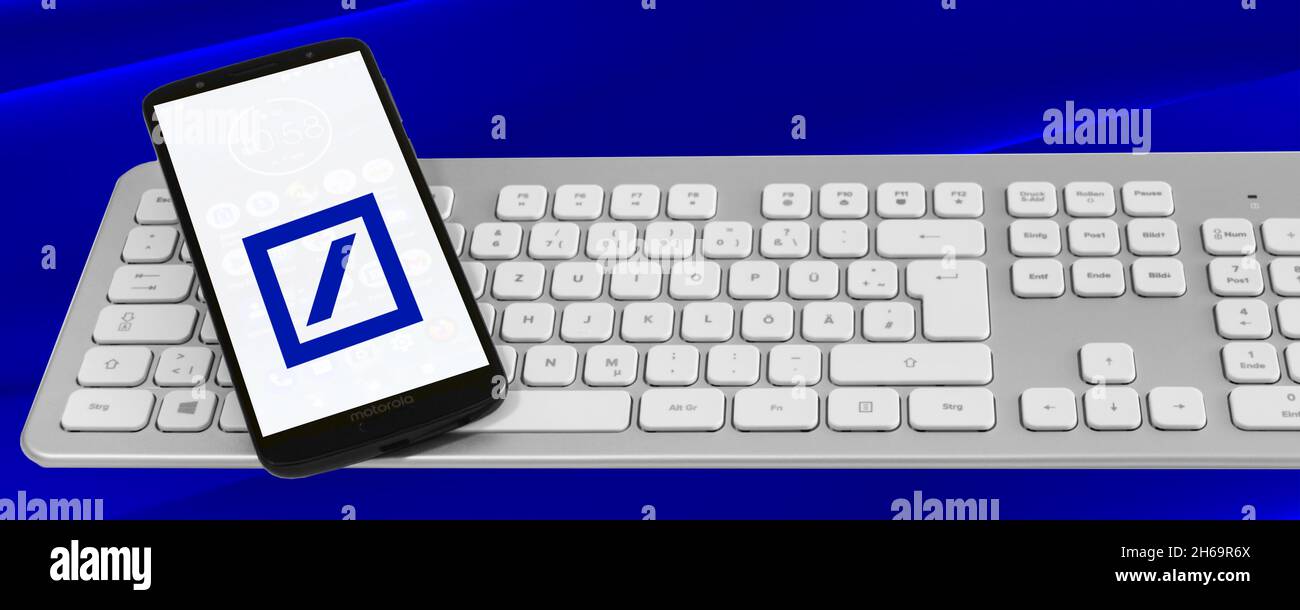 Amburgo, Germania - Novembre 14 2021: Deutsche Bank mit Logo smartphone Tastatur Aktienmarkt sfondo blu Foto Stock