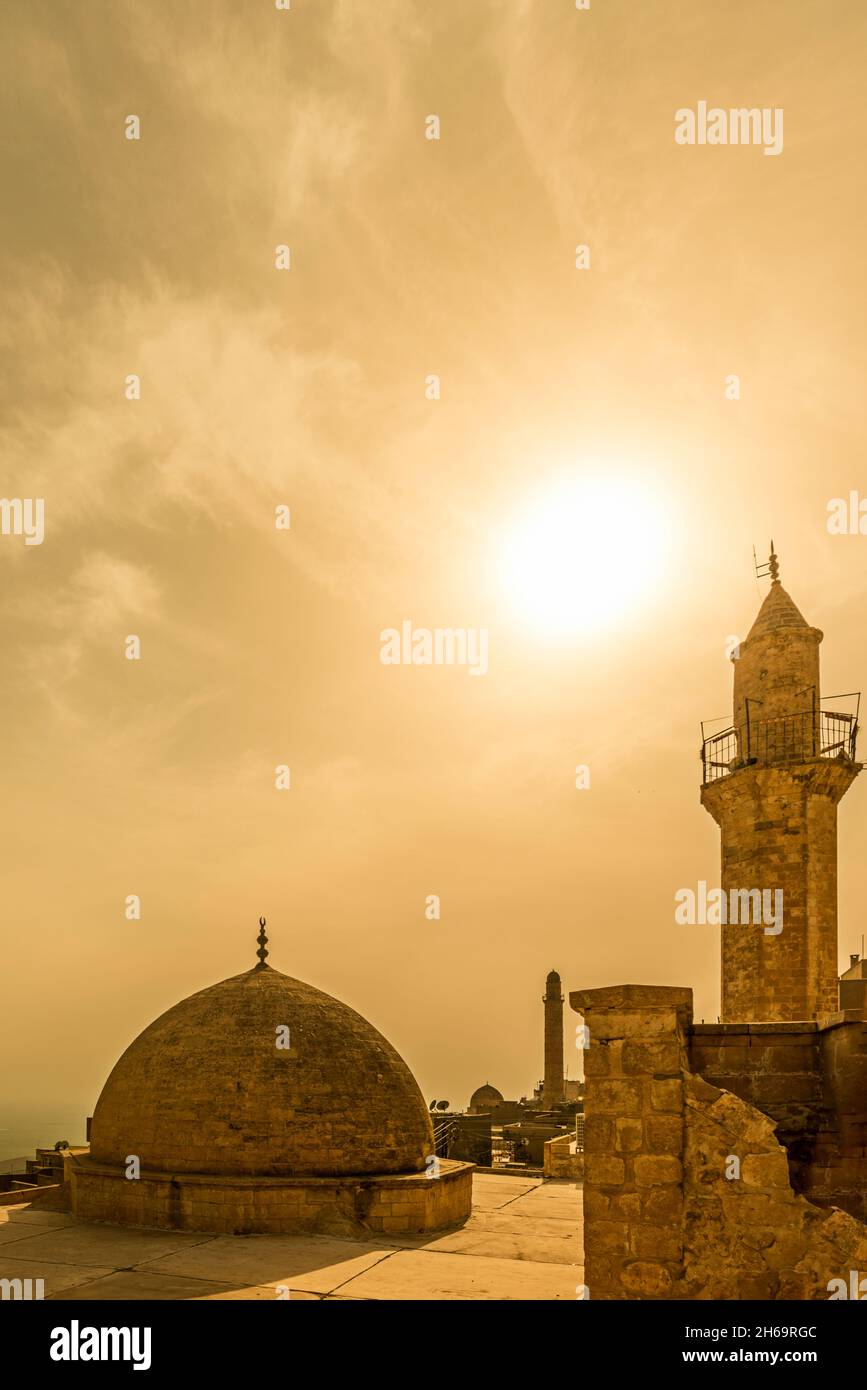 Skyline della città di pietra di Mardin con i suoi minareti e cupole di arenaria rossa Foto Stock