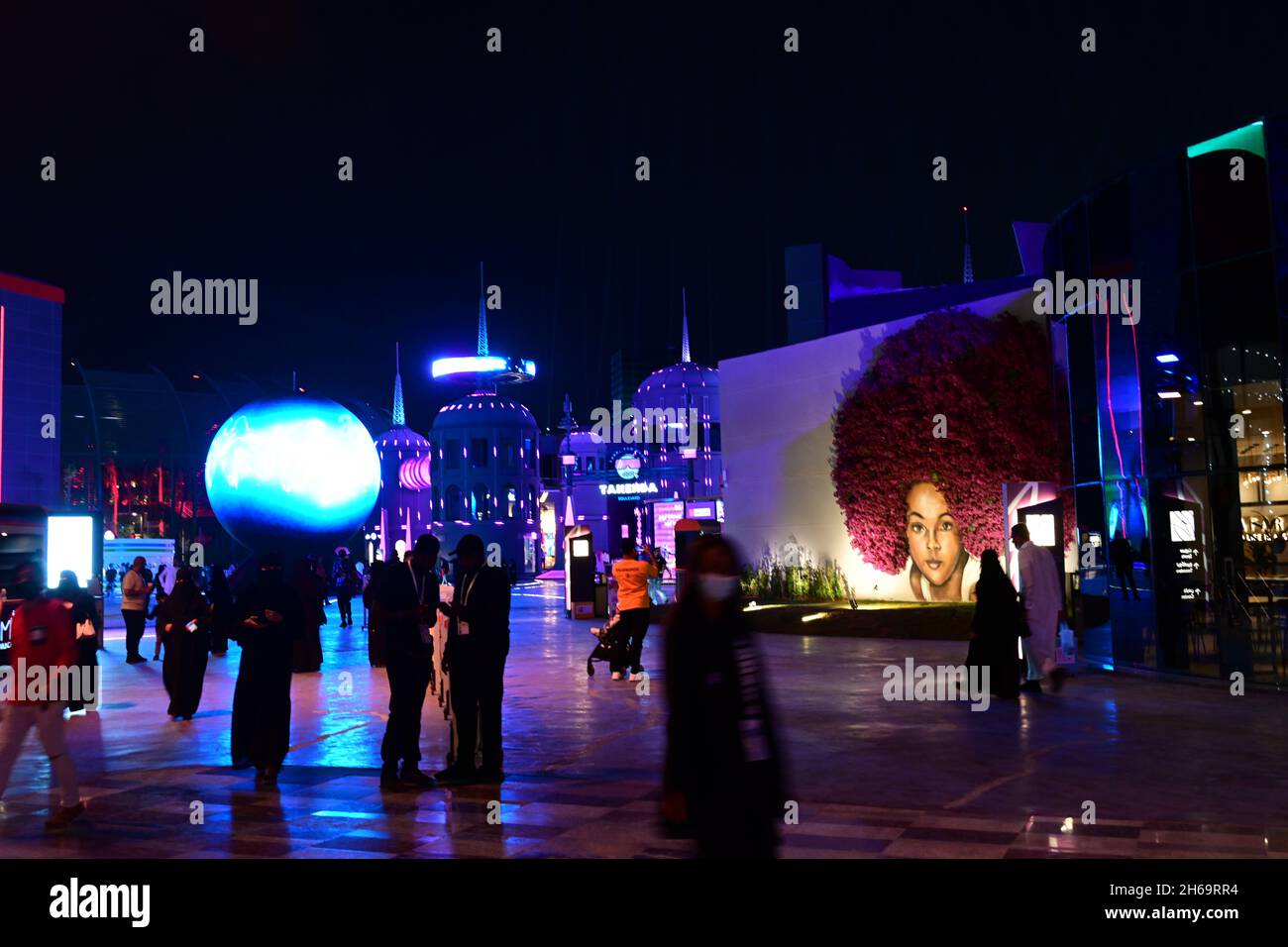 Cammina e goditi la vita di notte in Riyadh Boulevard Foto Stock