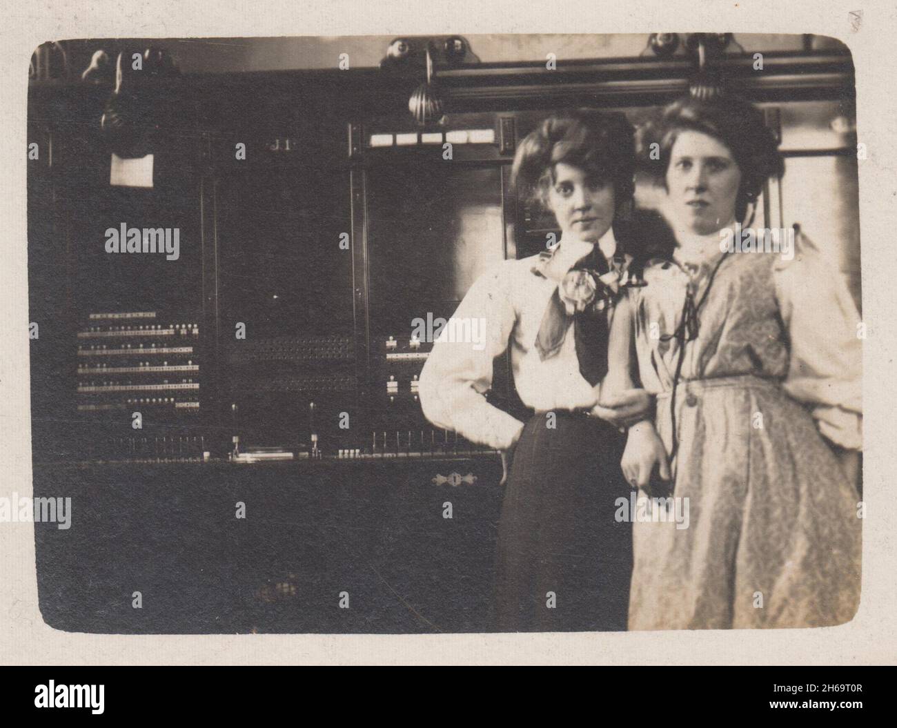 Le donne operatori di centralino / telefonisti fotografati di fronte al centralino, all'inizio del 20 ° secolo Foto Stock