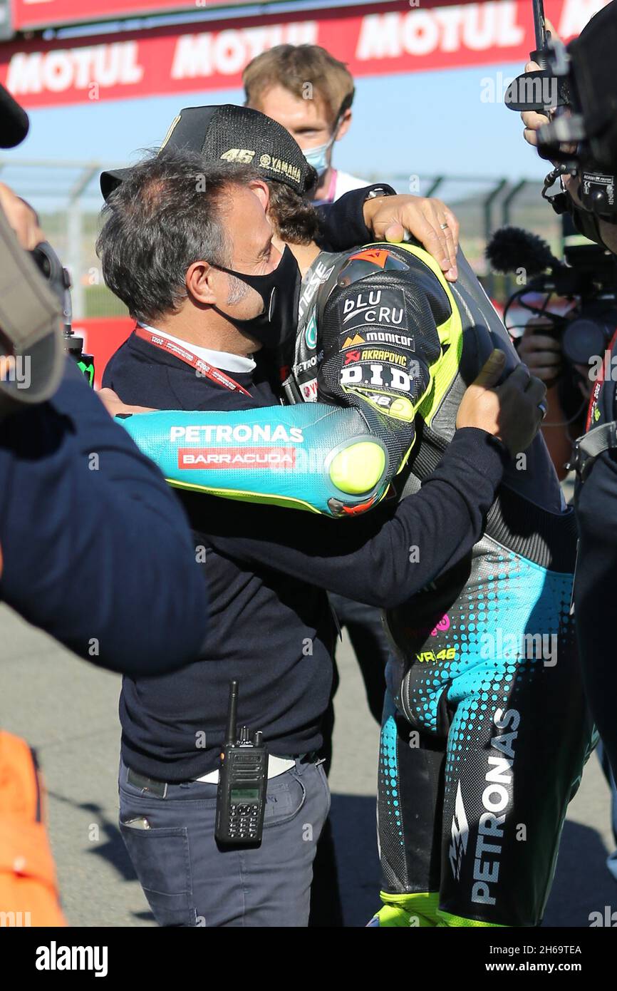 Valencia, Spagna. 14 novembre 2021. #46 Valentino Rossi, italiano: Petronas Yamaha SRT si congratula con l'ex pilota Loris Capirossi durante la gara MotoGP per IL GRAN PREMIO MOTOGP MOTUL DE LA COMUNITAT VALENCIANA al circuito Ricardo Tormo di Valencia il 14 novembre 2021 Credit: Every Second Media/Alamy Live News Foto Stock