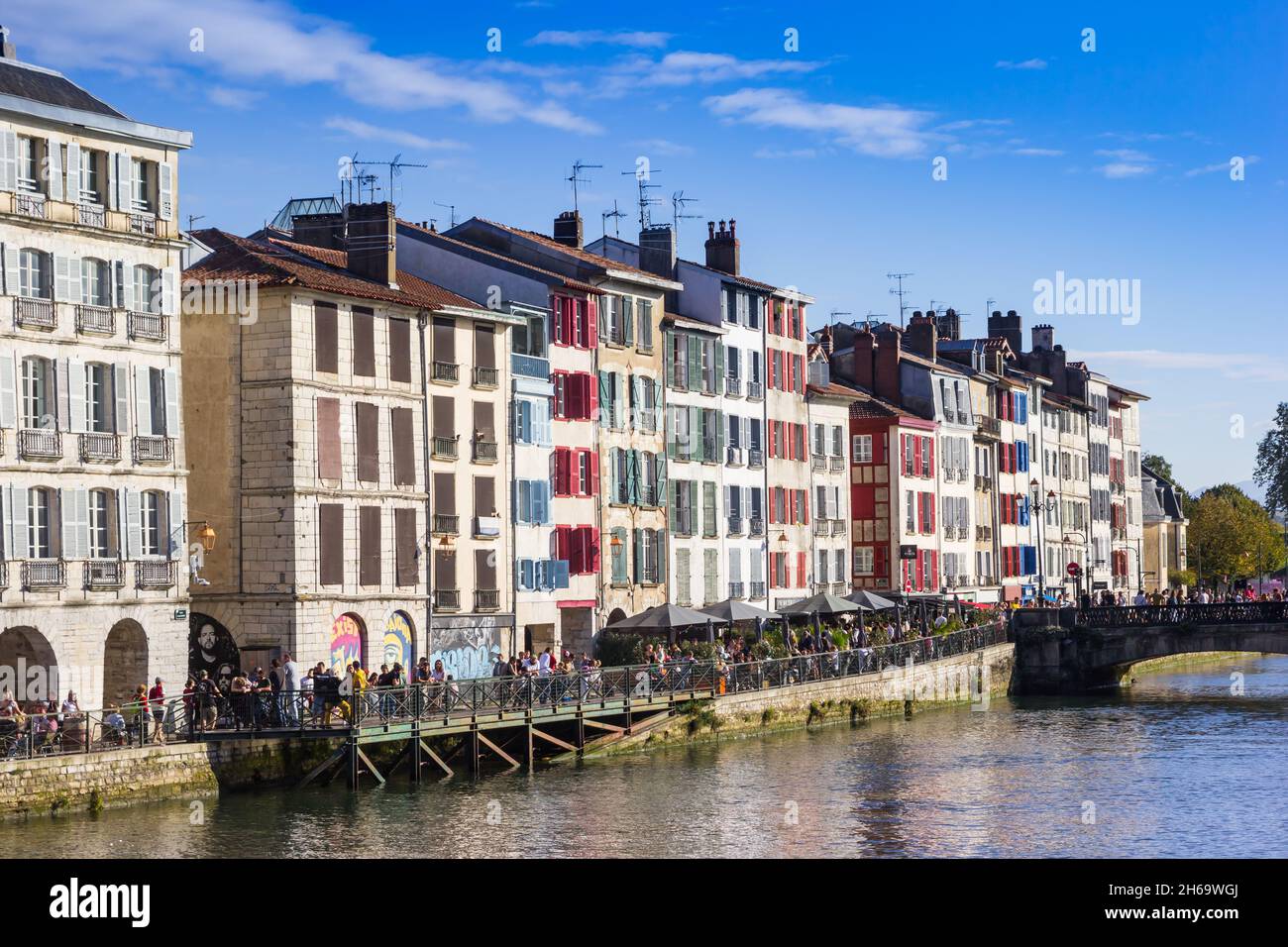 Colorate case storiche sul canale centrale di Bayonne, Francia Foto Stock