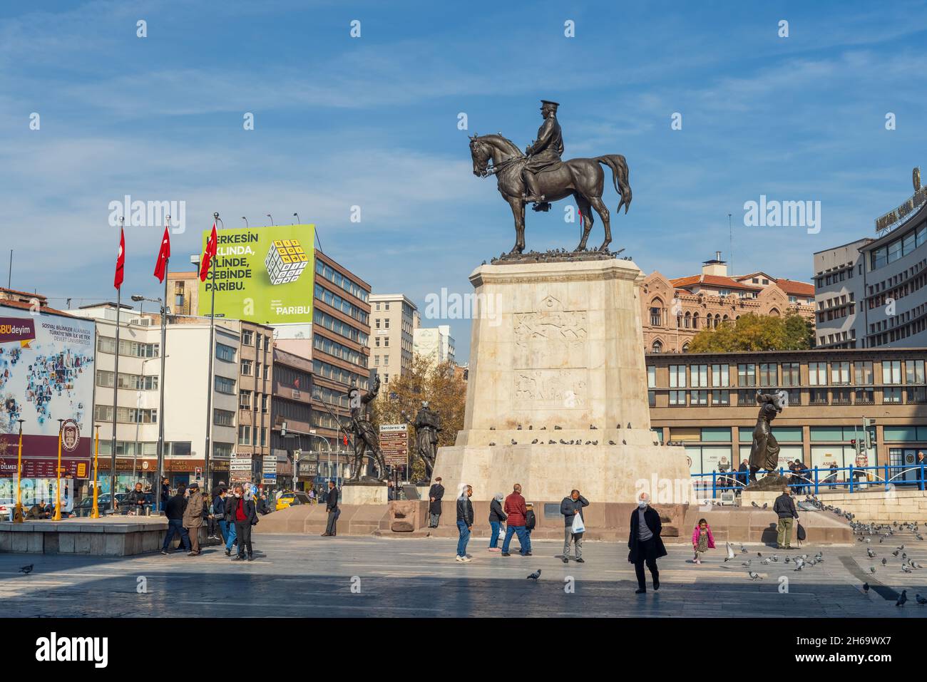 Ankara-Turchia, 13 novembre 2021: Monumento alla vittoria | Zafer Aniti uno dei simboli più popolari di Ankara. Statua di Mustafa Kemal Ataturk, Tu Foto Stock