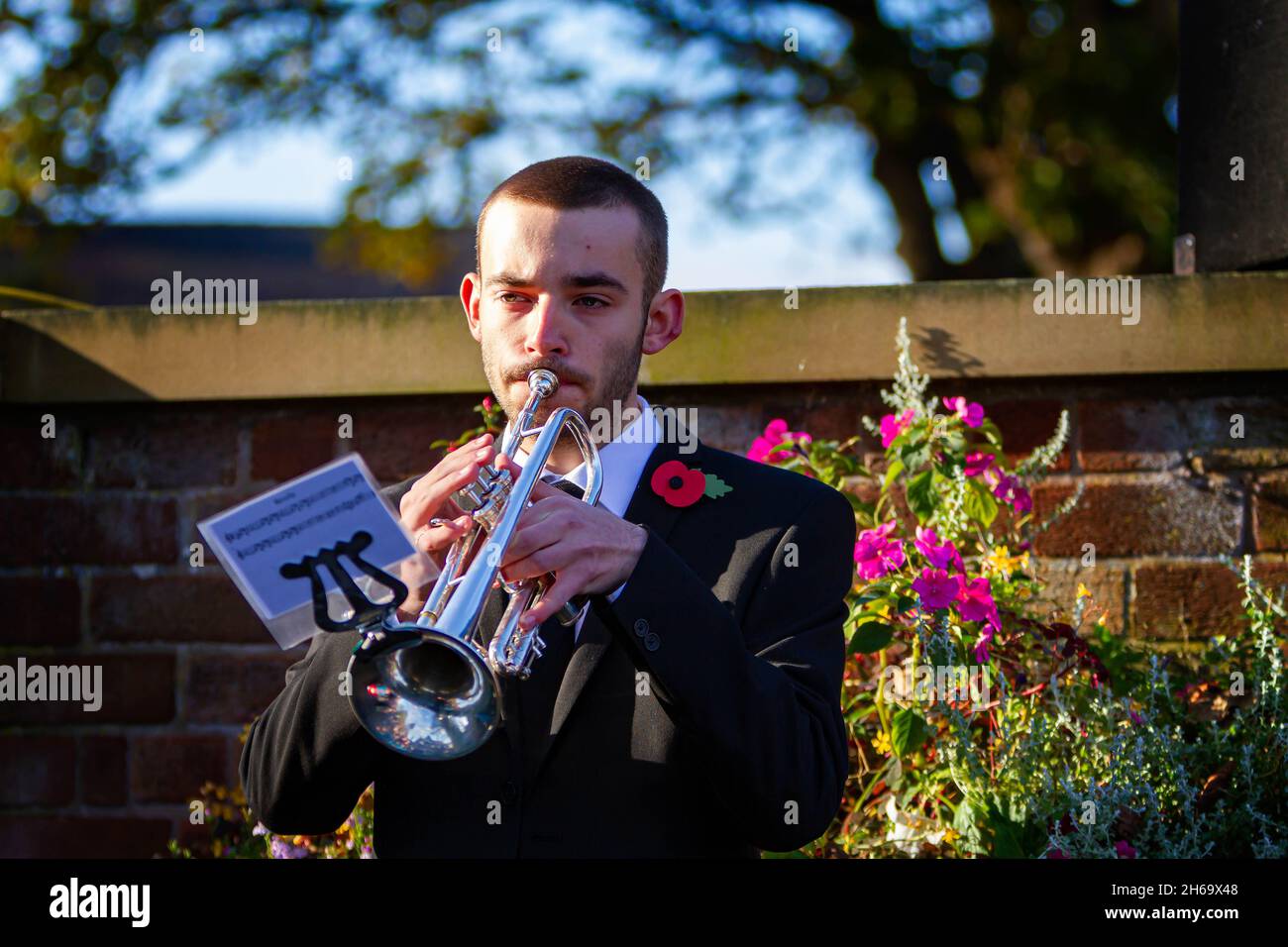 Stockton Heath, Cheshire, Regno Unito. 14 Novembre 2021 - Stockton Heath War Memorial - il giocatore di tromba Ray Taylor esegue l'ultimo Post e Reveille a Stockton Heath Cenotaph per rispettare i caduti in memoria Domenica 2021 credito: John Hopkins/Alamy Live News Foto Stock