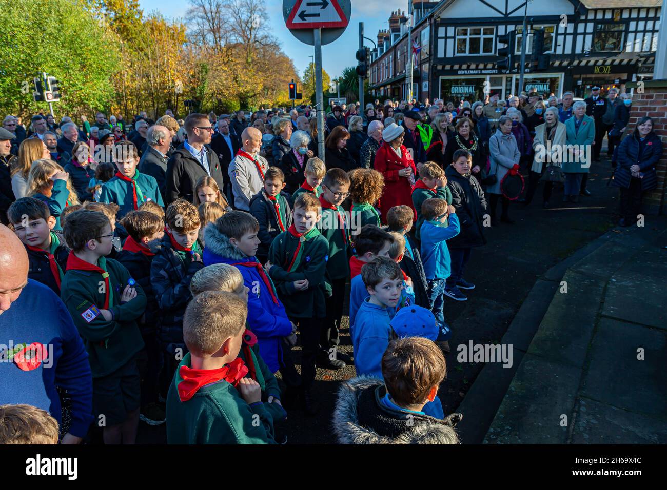 Stockton Heath, Cheshire, Regno Unito. 14 Novembre 2021 - Stockton Heath War Memorial - folle di persone riempiono la strada intorno a Stockton Heath Cenotaph per rispettare i caduti in memoria Domenica 2021 credito: John Hopkins/Alamy Live News Foto Stock