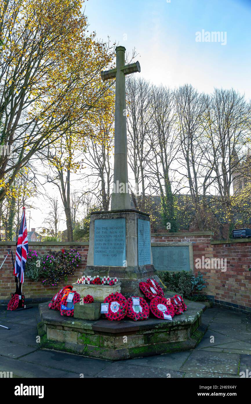 Stockton Heath, Cheshire, Regno Unito. 14 novembre 2021 - Stockton Heath War Memorial - molti corone si stancavano alla base della guerra Memorialat Stockton Heath Cenotaph per rispettare i caduti in memoria Domenica 2021 credito: John Hopkins/Alamy Live News Foto Stock