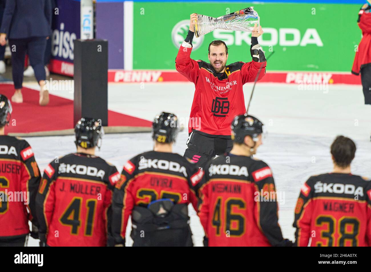 Marco Nowak #11 della Germania cerimonia del vincitore, Siegerehrung con trofeo, Pokal alla partita GERMANIA - SLOVACCHIA DEB ICE HOCKEY DEUTSCHLAND CUP a Krefeld, Germania, 14 novembre 2020, stagione 2021/2022, Slowakei, © Peter Schatz / Alamy Live News Foto Stock