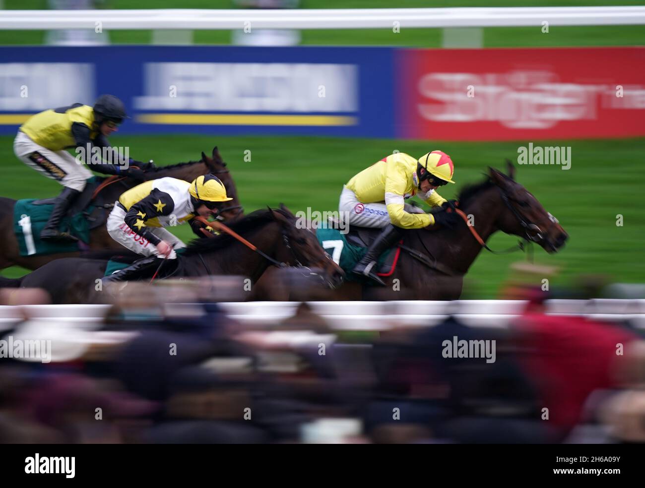 Harry Cobden guida Timeforatune (a destra) sulla loro strada per vincere l'alto Sheriff di Gloucestershire Open National Hunt Flat Race durante il giorno tre del meeting di novembre al Cheltenham Racecourse. Data foto: Domenica 14 novembre 2021. Foto Stock