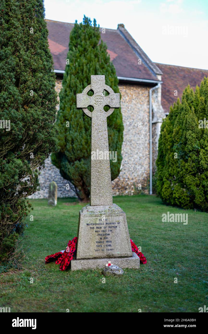 Ghirlande rosse di papavero deposte su un memoriale di guerra in ricordo dei morti di guerra, Suffolk UK Foto Stock