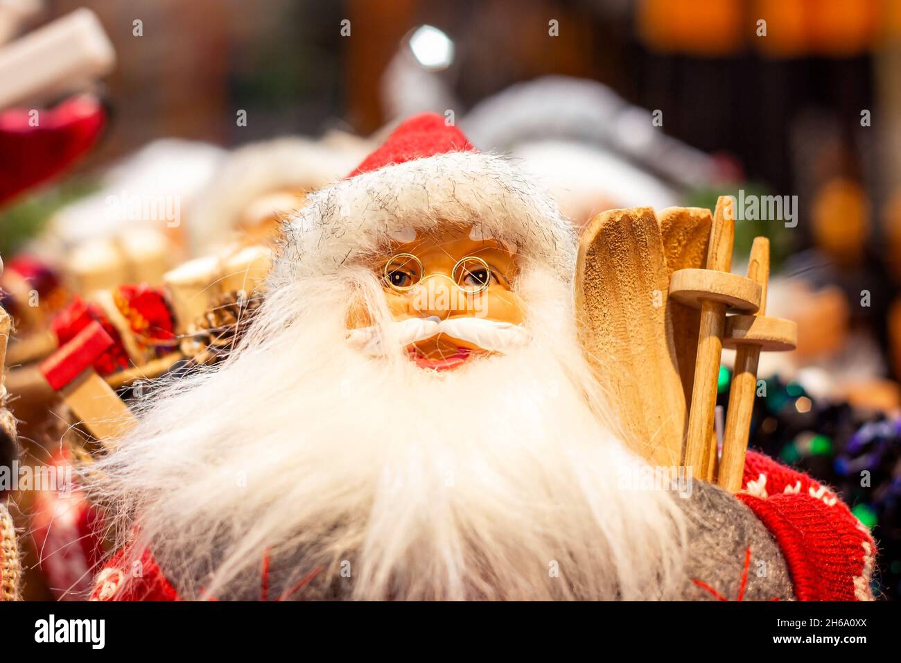 Bambola Babbo Natale colorata in costume rosso con barba bianca lunga. Natale e Capodanno tradizionale decorazioni concetto. Foto Stock