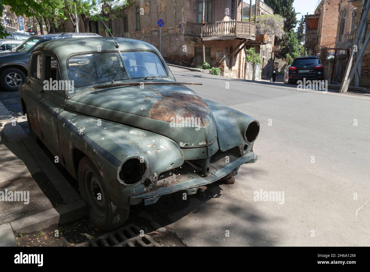 Tbilisi, Georgia - 3 maggio 2019: Abbandonata arrugginita vecchia auto a timer si trova parcheggiata sulla strada della vecchia Tbilisi. GAZ-M20 Pobeda, era un'automobile prodotta Foto Stock