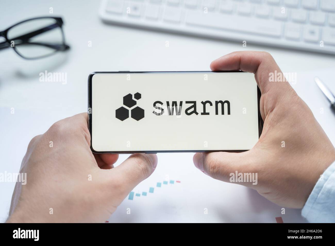 Russia, Mosca 08.06.2021. Telefono cellulare con logo Swarm, token BZZ. Sistema di nodi di rete peer-to-peer che creano storage decentralizzato e co Foto Stock