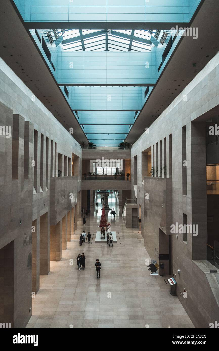 Edificio moderno con soffitto in vetro nella grande citta'. Interno di edificio urbano con piante. Architettura moderna. Foto Stock