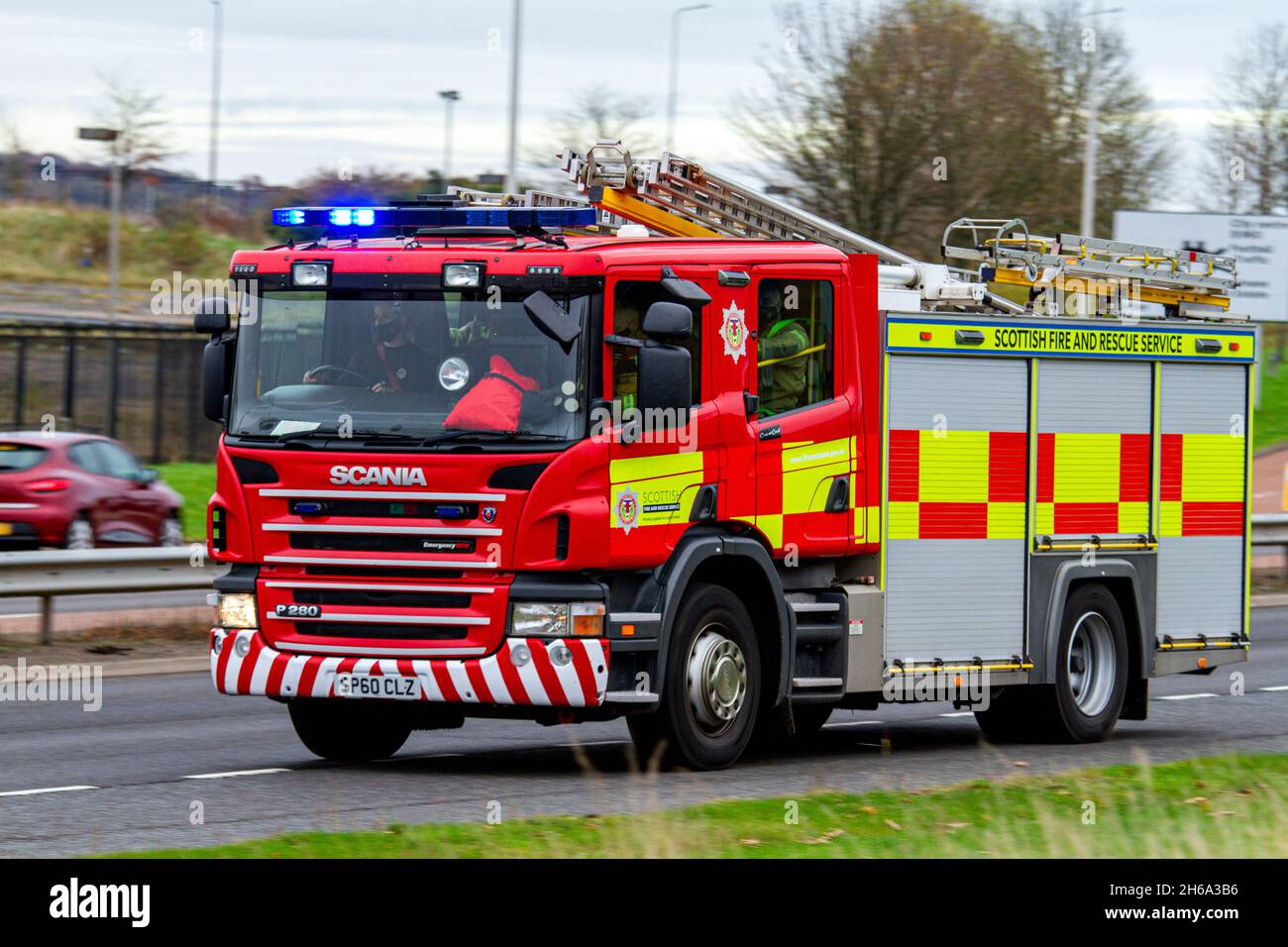 Un motore antincendio Scottish Fire and Rescue Service risponde a una chiamata di emergenza 999 ad alta velocità lungo la Kingsway West Dual Carriageway a Dundee, Regno Unito Foto Stock