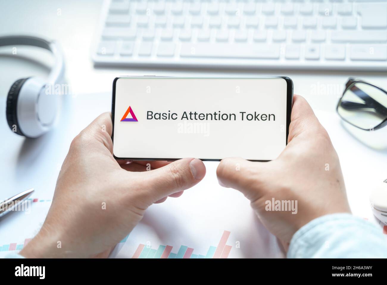 Russia Mosca 08.06.2021. Logo del Basic Attention Token nel telefono cellulare. Moneta BAT criptovaluta. Piattaforma di scambio decentralizzata open-source costruita o Foto Stock