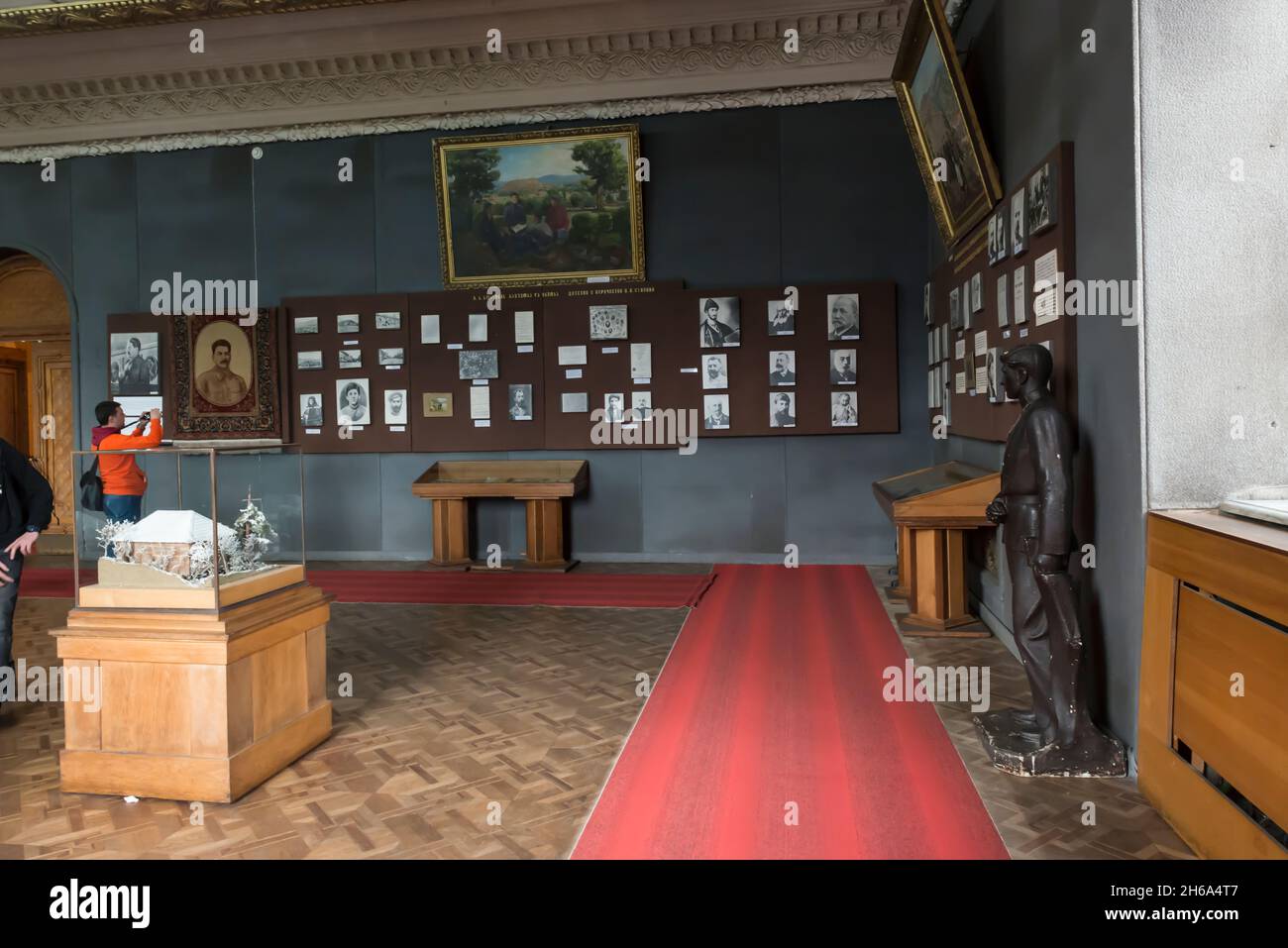 Sala espositiva nel museo Joseph Stalin con attributi, fotografie e statue di lui a Gori, Shida Kartli, Georgia, Caucaso Foto Stock