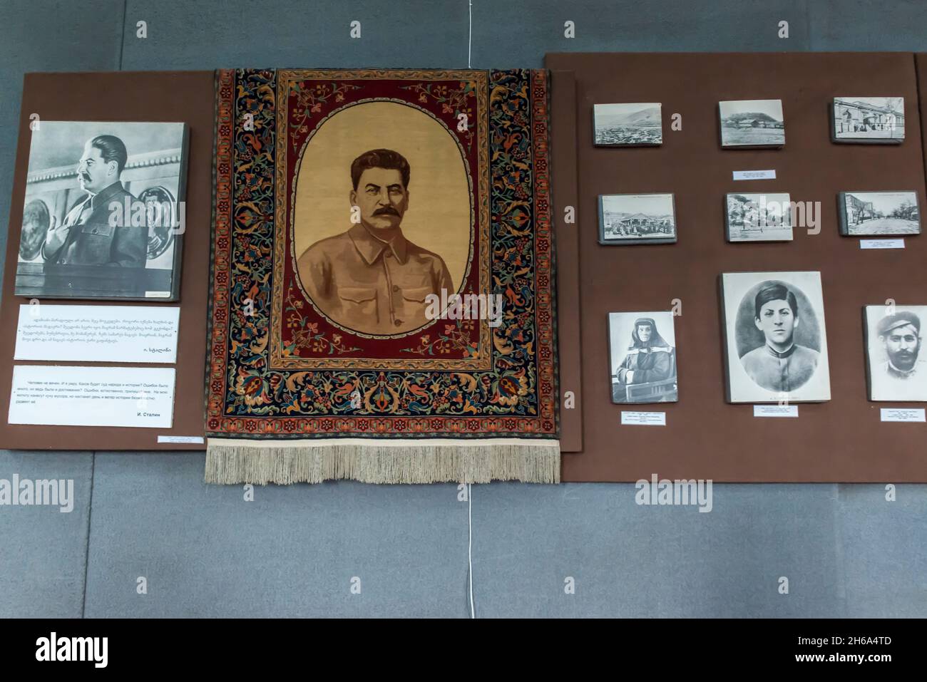 Fotografie storiche e un tappeto in mostra nel museo Joseph Stalin a Gori, Shida Kartli, Georgia, Caucaso Foto Stock