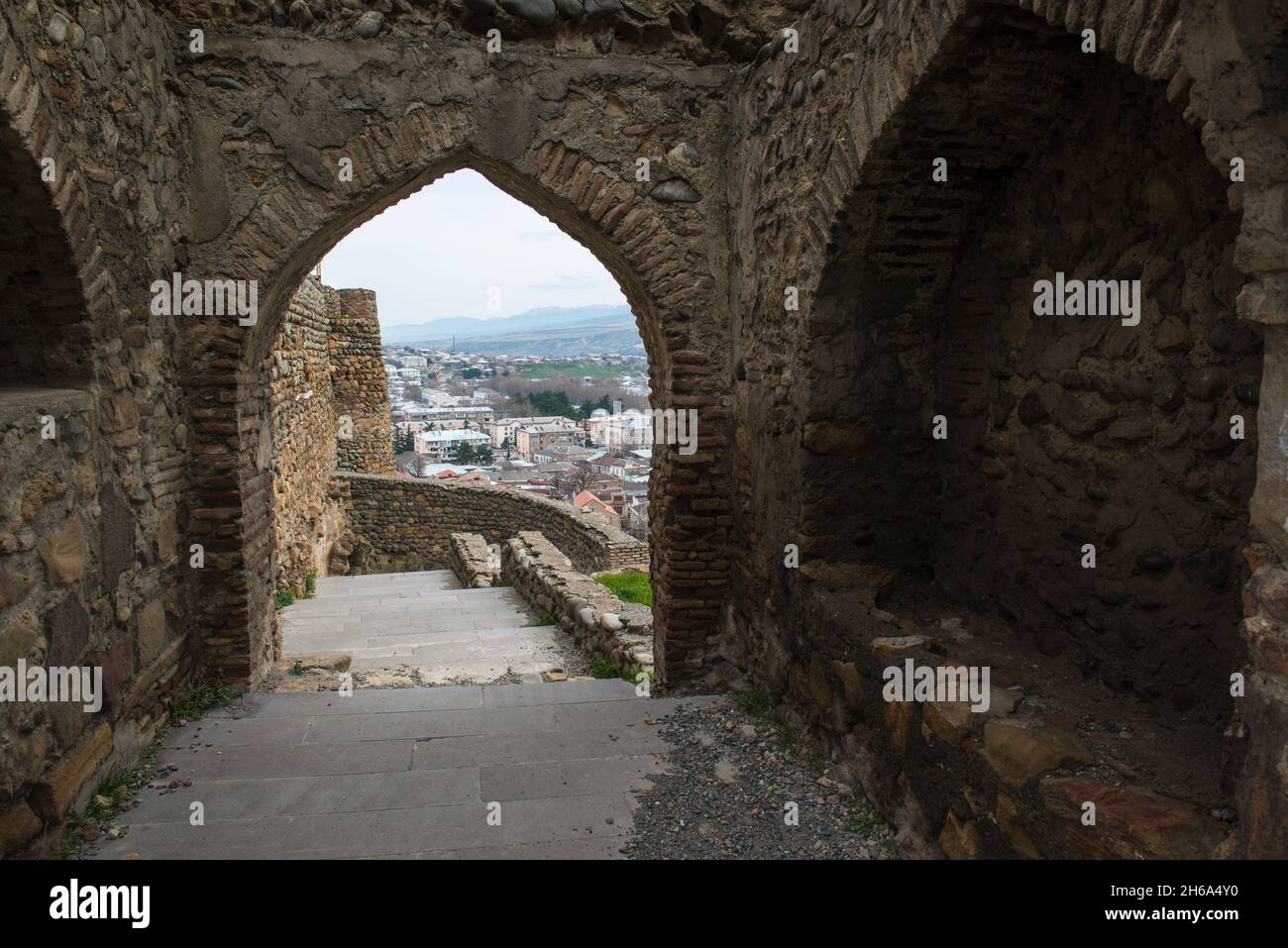Vista dalla porta ad arco della Fortezza di Gori sulla città di Gory. Shida Kartli, Georgia, Caucaso Foto Stock