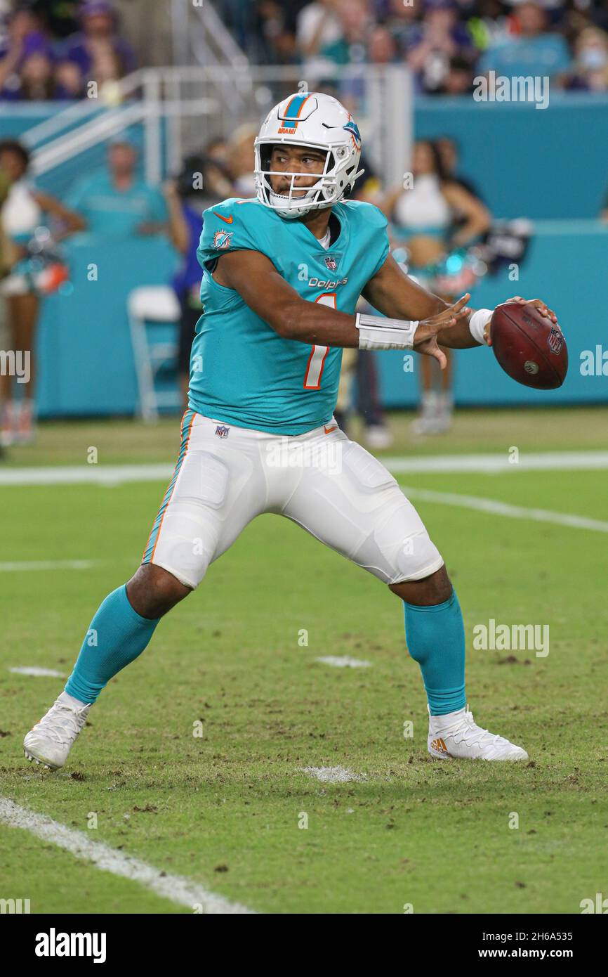 Giovedì 11 novembre 2021; Miami Gardens, Florida USA; Miami Dolphins quarterback Tu Tagovailoa (1) torna a passare durante una partita NFL contro il Ba Foto Stock