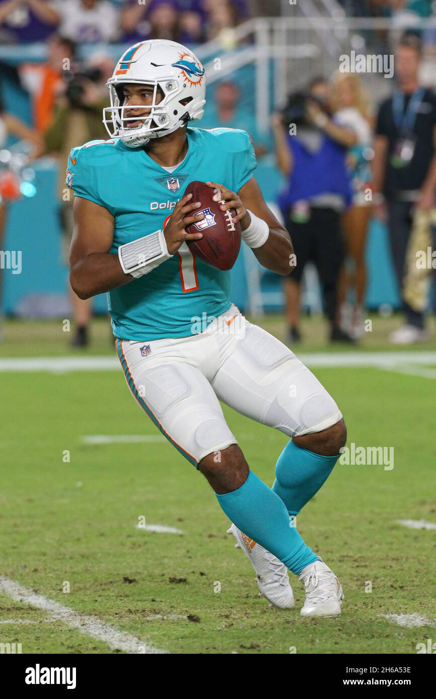 Giovedì 11 novembre 2021; Miami Gardens, Florida USA; Miami Dolphins quarterback Tu Tagovailoa (1) torna a passare durante una partita NFL contro il Ba Foto Stock