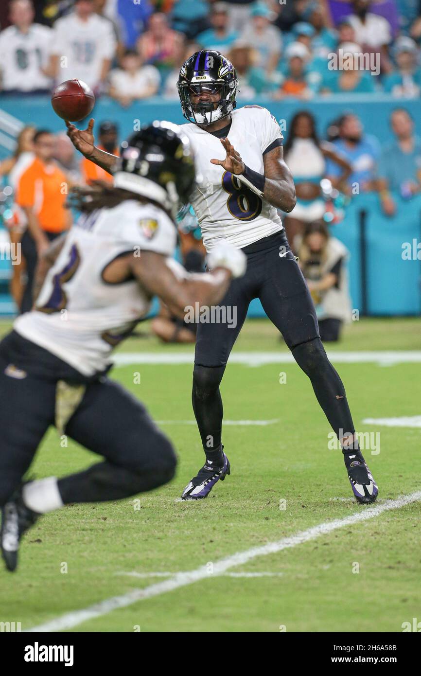 Giovedì 11 novembre 2021; Miami Gardens, Florida USA; Baltimore Ravens quarterback Lamar Jackson (8) passa la palla al ricevitore largo Devin Duvernay (1 Foto Stock