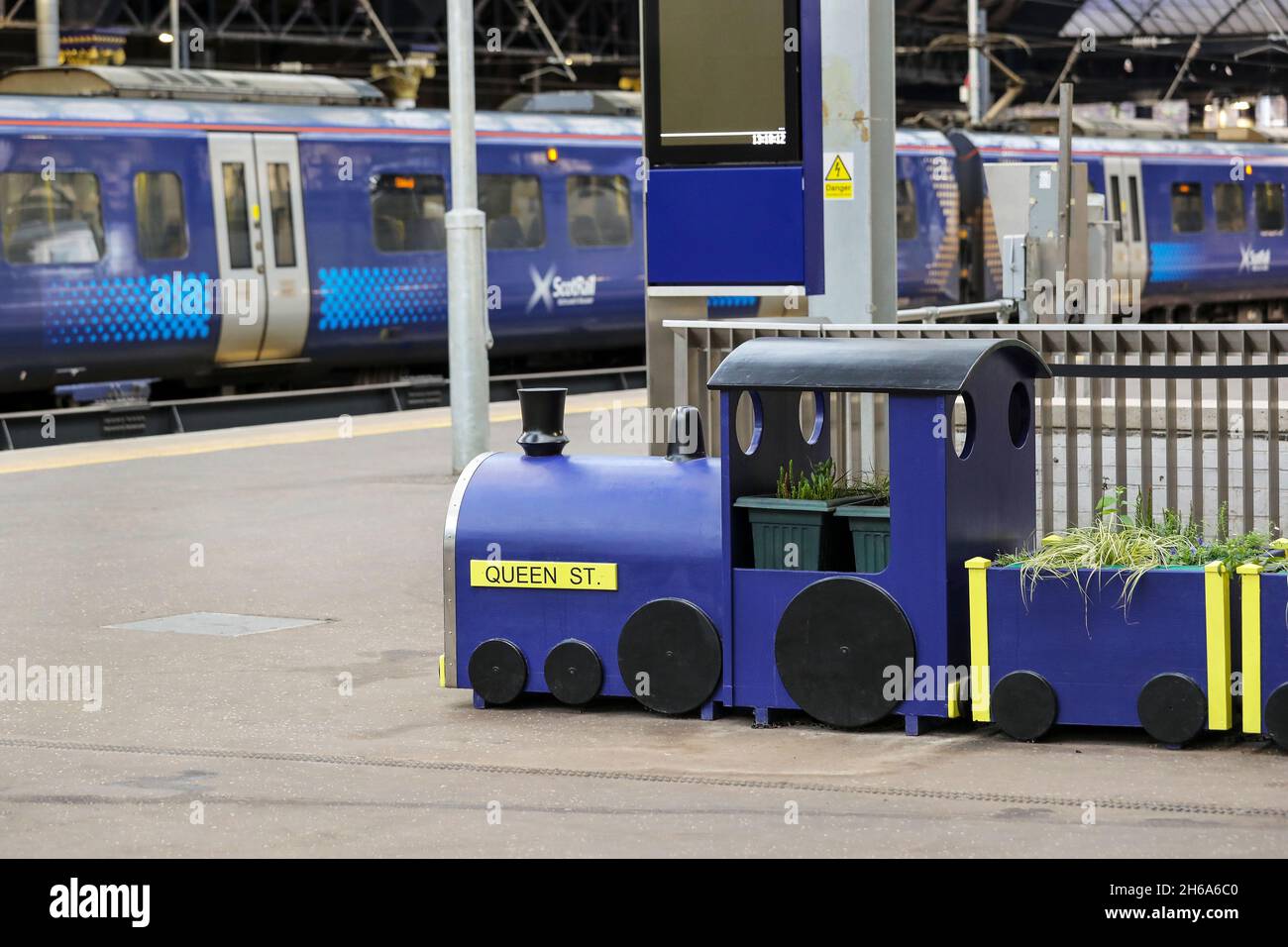 Treno in legno modello sulla piattaforma alla stazione ferroviaria di scottrail Queen Street, Glasgow, Scozia, Regno Unito Foto Stock