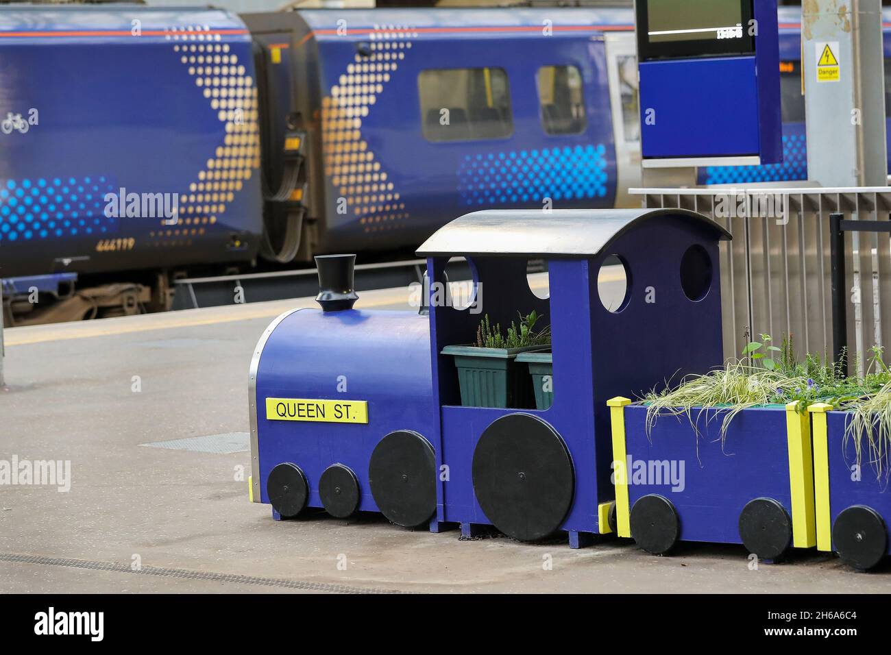 Treno in legno modello sulla piattaforma alla stazione ferroviaria di scottrail Queen Street, Glasgow, Scozia, Regno Unito Foto Stock